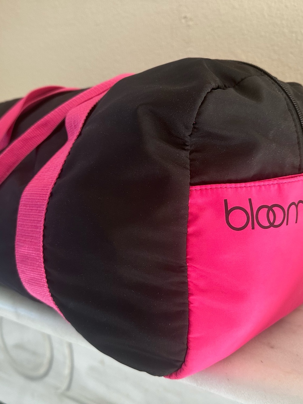 Pink Black Duffel Gym Travel Bag Bloomingdale’s Weekender Carry On - Picture 10 of 14